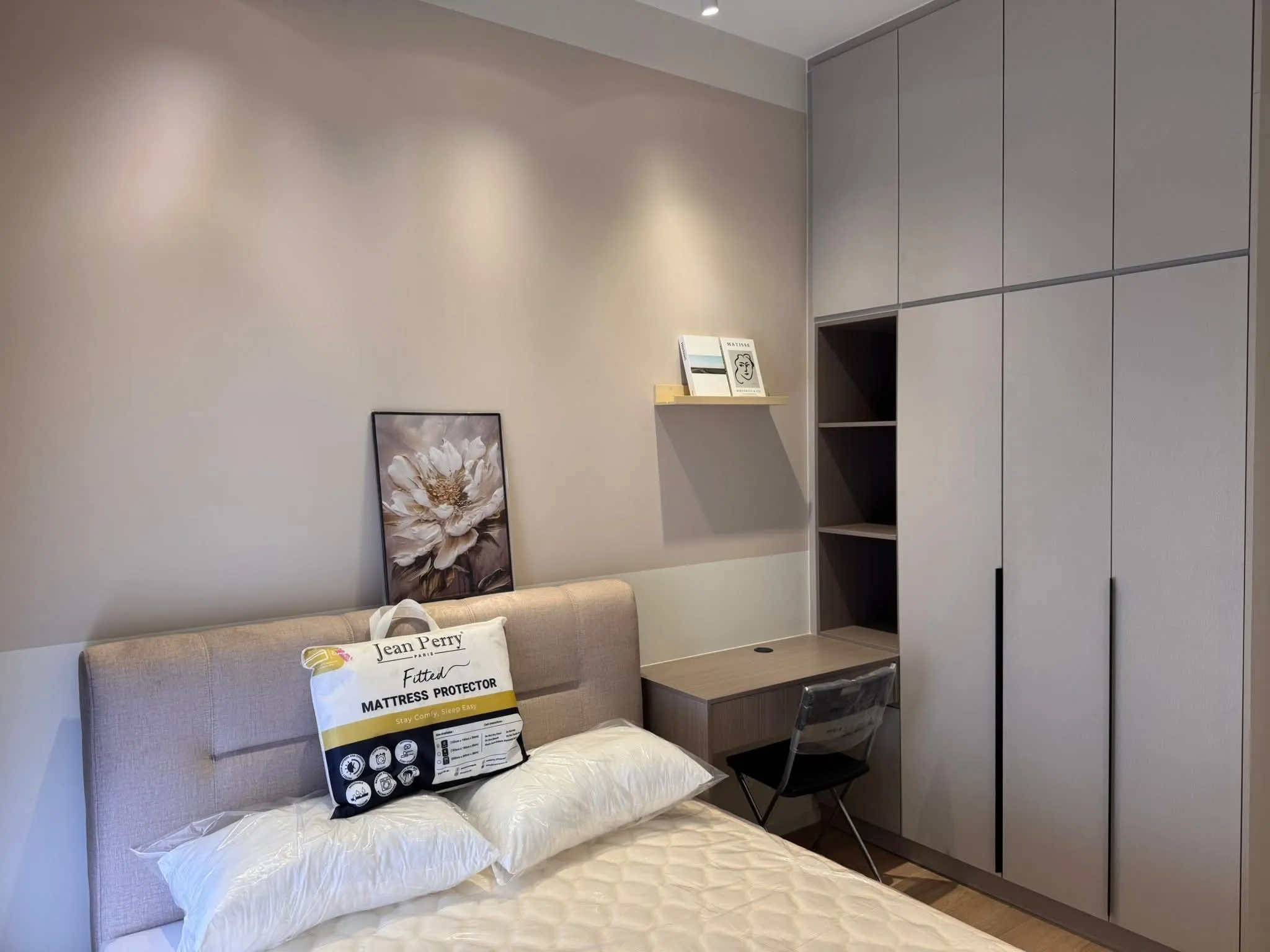 Laurel Residence unit property photo 8
